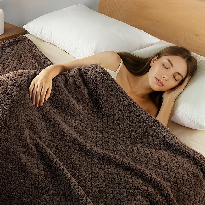 Exclusivo Mezcla Twin Size Fleece Blanket for Bed, Extra Soft Warm Decorative Fuzzy Blanket for Women, Lightweight Cozy Bedding Blankets, 60x80 Inches, Coffee