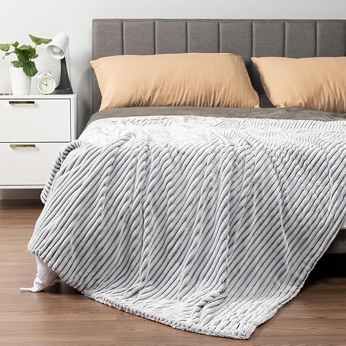 PAVILIA Black and White Sherpa Fleece Throw Blanket for Couch, Soft Plush Fuzzy Blankets, Fluffy Flannel Sherpa Blanket for Sofa, Warm 3D Ribbed Winter Blanket Gift, 50x60 inches