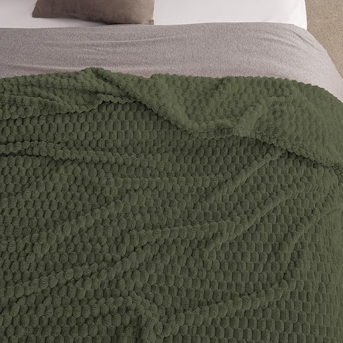 Super Soft Fleece Twin Blanket 50x70 Inches for Couch, Premium Silky with 3D Imitation Turtle Shell Jacquard Decorative Blankets, Lightweight and Cozy for Sofa.Green