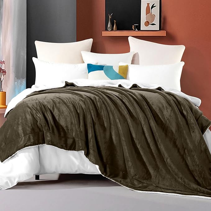 Elegant Comfort Ultra Soft Reversible Flannel Sherpa Blanket - Cozy Silky Fleece Throw for Couch, Bed - Plush Fuzzy Warm Winter Blanket for Gift, King, Brown