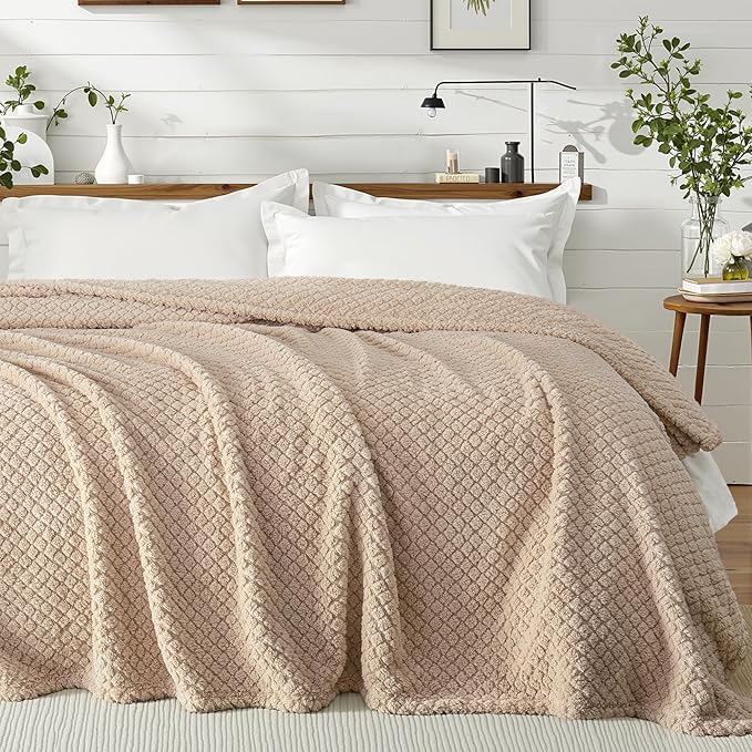 Exclusivo Mezcla King Size Fleece Blanket for Bed, Extra Soft Warm Decorative Fuzzy Blanket for Women, Lightweight Cozy Bedding Blankets, 90x104 Inches, Camel