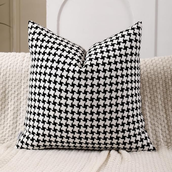 Black and White, The Perfect Combination of Colors, Exquisite Windmill Texture Pattern, is The First Choice to Decorate The Farmhouse Living Room Sofa to Enhance The Visual Enjoyment