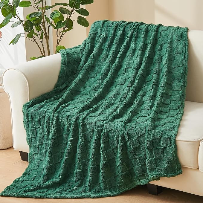 NEWCOSPLAY Super Soft King Blanket Dark Green Premium Silky Flannel Fleece 3D Checkered Lightweight Bed Blanket All Season Use (Dark Green Checkered, King(90"x110"))
