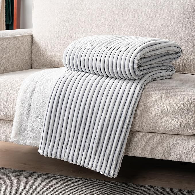 PAVILIA Black and White Sherpa Fleece Throw Blanket for Couch Twin, Soft Plush Fuzzy Blankets, Fluffy Flannel Sherpa Blanket for Bed, Warm 3D Ribbed Winter Blanket Gift, 60x80 inches