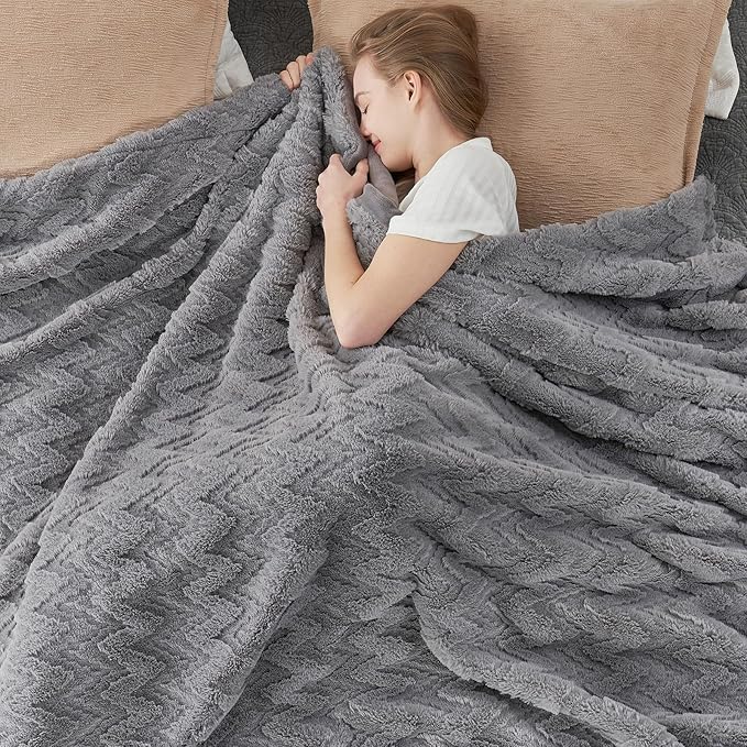 Cozy Bliss Faux Fur Textured Throw Blanket for Bed Super Soft Fuzzy Couch Blanket Gift for Women Premium 3D Ribbed Jacquard All Season Use Grey Zigzag 60"*80"