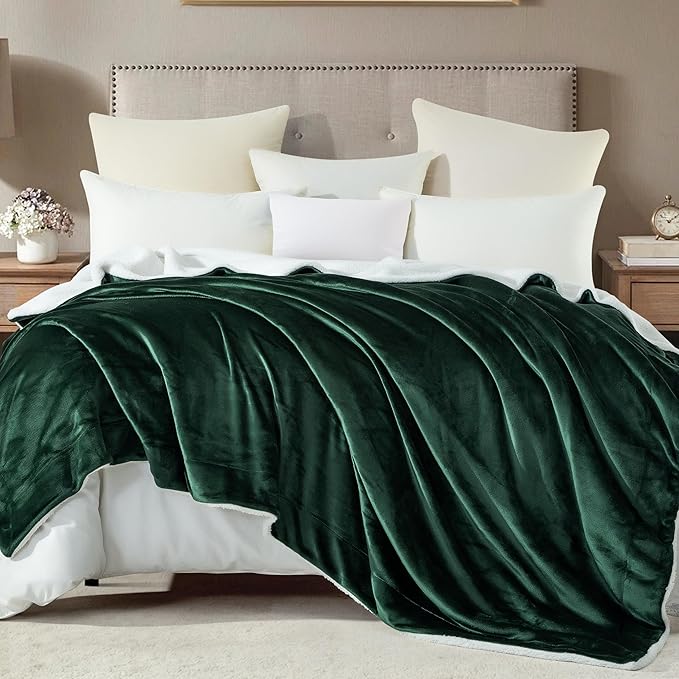 Mocassi Premium Ultra-Soft Flannel Fleece Sherpa Throw Blanket - Warm Cozy Reversible Plush Micromink Blanket for Couch, Bed and Sofa - Fluffy, Christmas Winter Bedding Gift, Twin, Hunter Green
