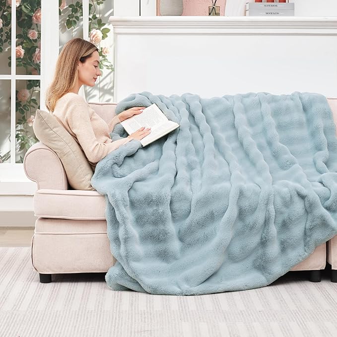 Touchat Luxury Faux Rabbit Fur Throw Blanket for Couch, Super Heavy Warm Cozy Blanket for Sofa Bedroom Living Room, Ultra Soft Fluffy Reversible Plush Blanket for Home Decor Gifts, Blue