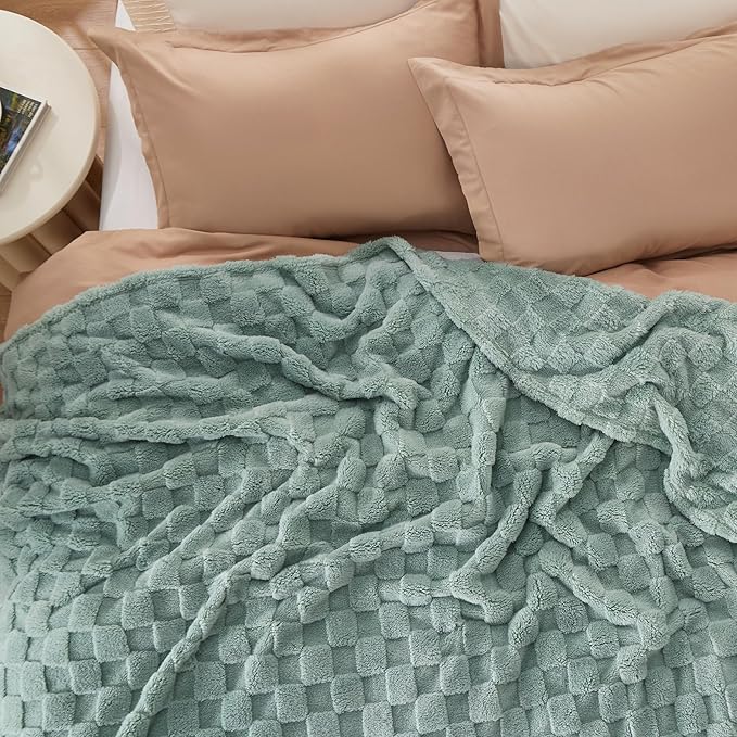 Bedsure GentleSoft Full Size Blankets for Bed - Super Soft Cozy Fleece Spring Blanket for Women Men Girls, Large Fuzzy Mother's Day Throws for Bedroom Decor,Sage Green, 84x90 Inches