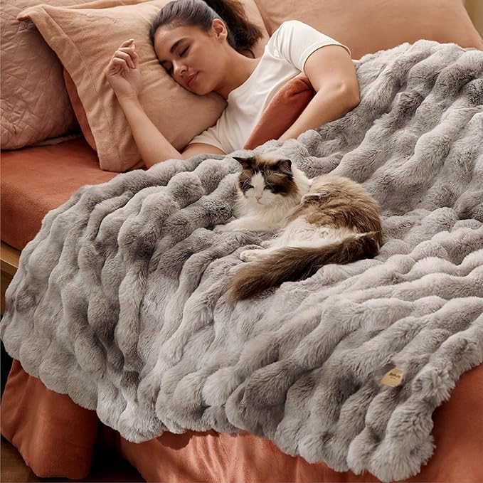 Bedsure GentleSoft Fluffy Fuzzy Twin Blanket, Soft Cozy Fleece Faux Fur Blanket, Pink Decorations Minky Velvet Couch Cover, Thick Warm Plush Women Men Birthday Gifts, 870GSM, Tie-dye Brown