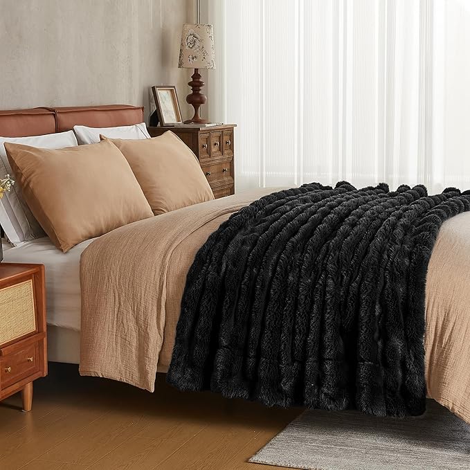 JELLYMONI Plush Faux Fur Throw Blanket – Elegant Black Cozy Bed & Couch Cover, Thick Warm Fuzzy Textured Bubble Design, Queen Size (90"x90")