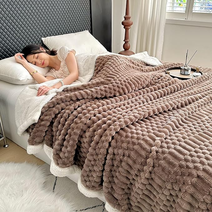 UKELER Sherpa Bed Blanket 80 × 90 inch, Ultra Soft Queen Size Throw Blankets for All Season, 470 GSM Cozy Plush Striped Fleece Blanket for Bedroom Living Room Dorm Hostel Sofa Camping, Coffee