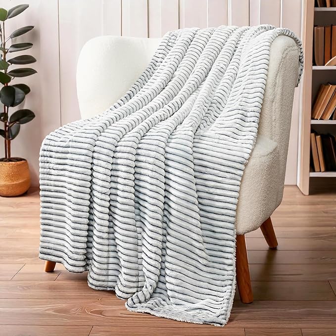 PAVILIA Black and White Sherpa Fleece Throw Blanket for Couch Twin, Soft Plush Fuzzy Blankets, Fluffy Flannel Sherpa Blanket for Bed, Warm 3D Ribbed Winter Blanket Gift, 60x80 inches