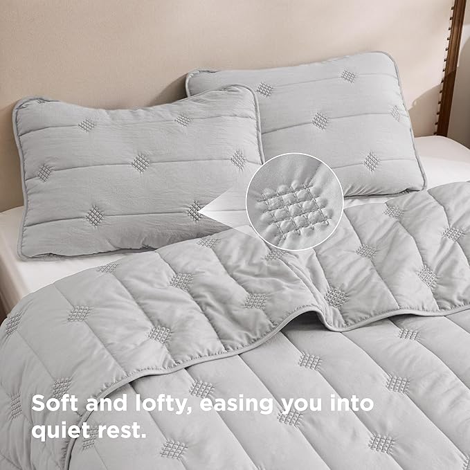 Bedsure King Size Quilt Sets – Ultra Soft Cloud Quilt, Lightweight Bedspread Coverlet with 2 Pillow Shams, Breathable & Cozy Bedding for All Season, Light Grey, 3 Piece (106x96 Inches)