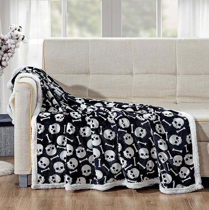 Elegant Comfort Luxury Halloween Sherpa Throw Blanket Ultra-Soft Cozy Velvet Fall Fleece Throw - Micromink Sherpa-Cute Birthday Gift for Boys Kids, Sherpa Reversible Blanket- Skulls and Bones